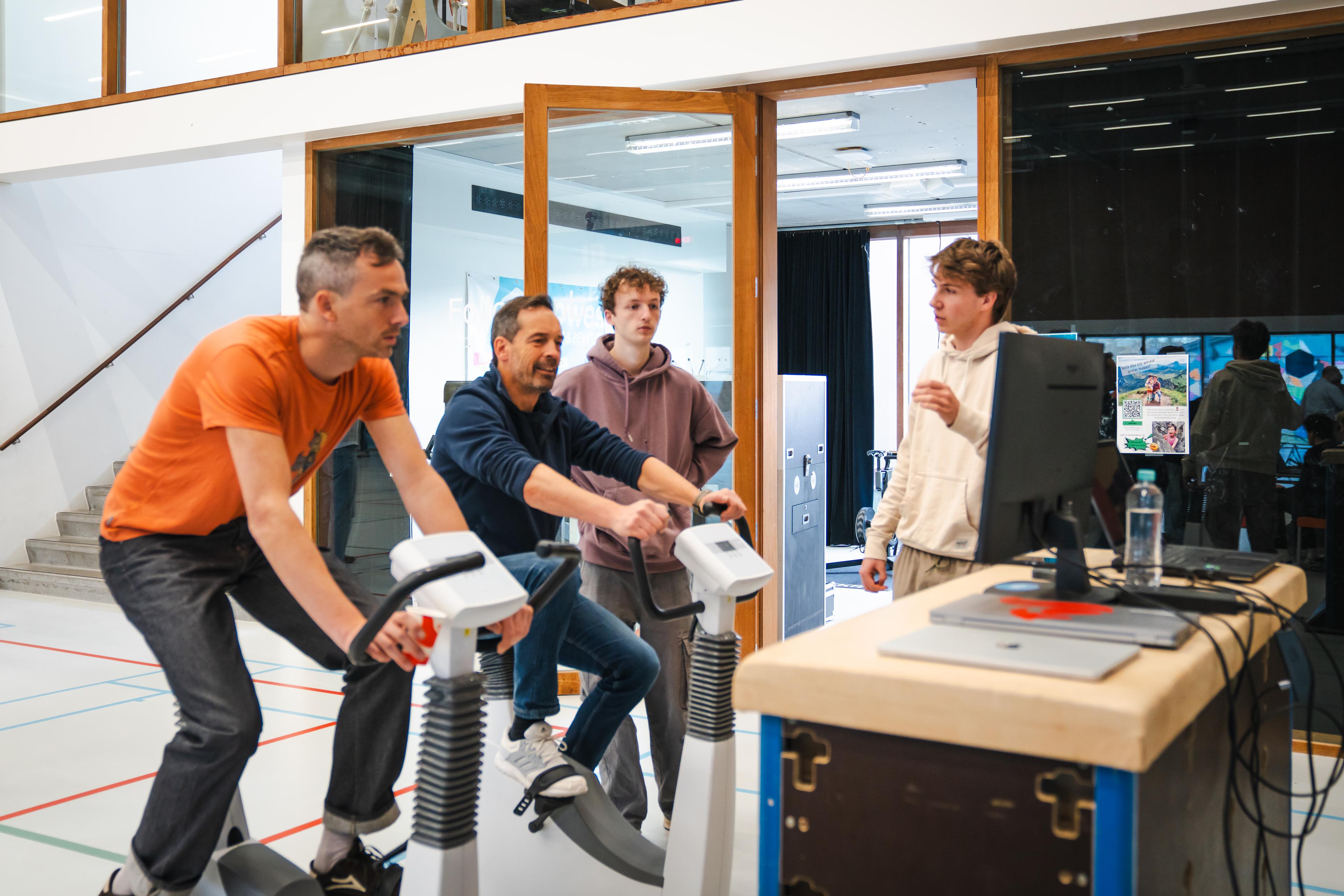 Spelers aan het werk met de fietsgame